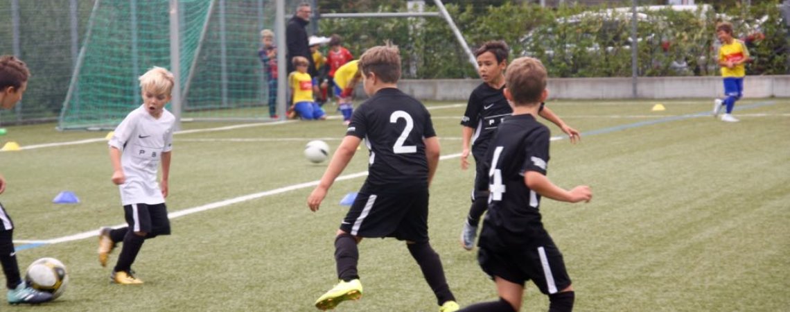 Gelungener Saisonstart der Fa Junioren mit Fotoshooting und Turnier in Küsnacht 